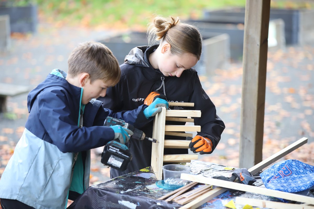 Emneuge på skolen Elever arbejder sammen om en opgave under emneuge.